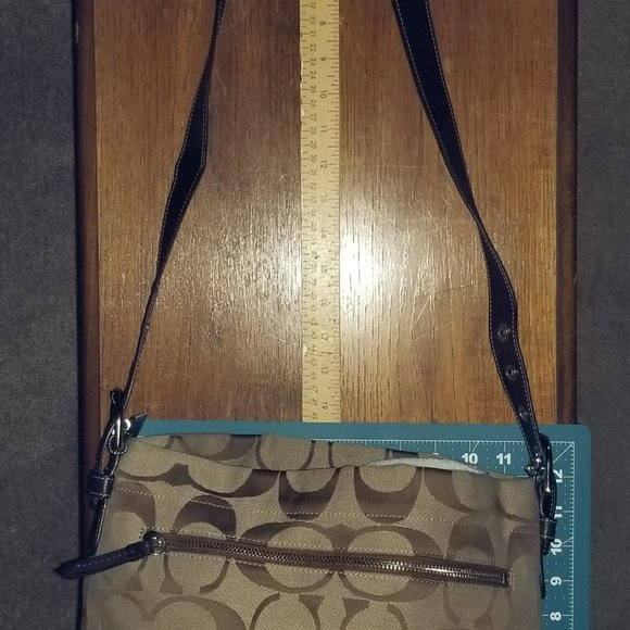 Coach Signature Duffle LIKE NEW in Khaki & Mahogany with adjustable strap - Picture 8 of 12